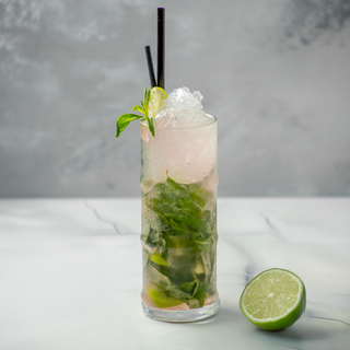 Verre de mojito litchi & lime fait avec du gin fruité sobr sans alcool