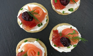 Blinis au saumon fumé et gelée de piment et canneberge