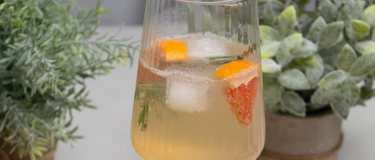 Verre de Spritz sans alcool pamplemousse et Romarin.