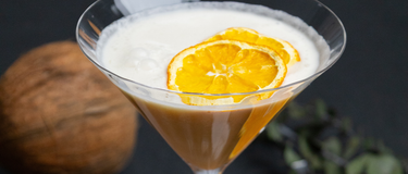 verre de amaretto coco avec deux tranches de citron dans le verre. mocktail fait avec l'amaretto sans alcool sobr