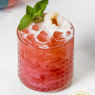 Un verre rempli de berrylitchious, un mocktail fait avec du gin fruité litchi et framboise sans alcool par SObr