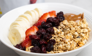 Bol de yogourt, granola et canneberges