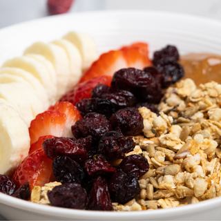 Bol de yogourt, granola et canneberges