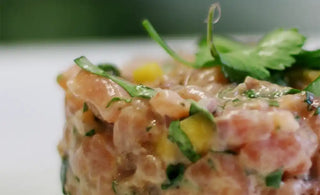 Tartare de saumon et de pétoncle à la canneberge séchées par CANNE BERGE