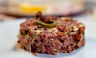 Tarte de boeuf à la canneberge séchée par CANNE BERGER dans une assiette blanche