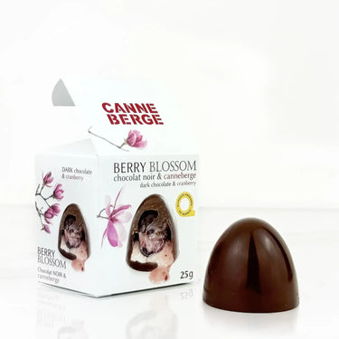 Boite de berry blossom avec une friandise enrobée de chocolat par CANNE BERGE. Aliments préparés au Québec.