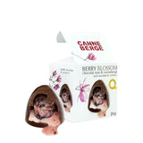 Berry Blossom coupé en deux montrant la canneberge séchées dans son marasquin d'amaretto sans alcool Sobr enrobée de chocolat noir par CANNE BERGE.