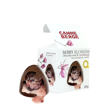 Berry Blossom coupé en deux montrant la canneberge séchées dans son marasquin d'amaretto sans alcool Sobr enrobée de chocolat noir par CANNE BERGE.