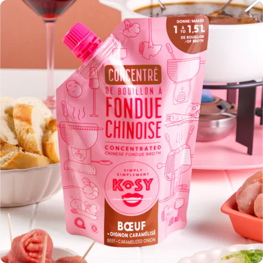 Sac de concentré de bouillon à fondue chinoise au boeuf par Simplement Kosy sur une table mise pour la fondue.