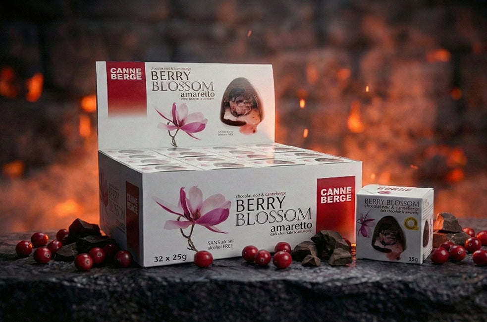 Boîte de 32 berry blossom avec une boîte individuelle de berry blossom déposées sur une roche.