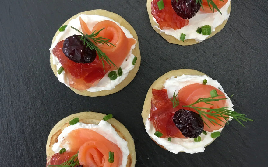 Blinis au saumon fumé et gelée de piment et canneberge par CANNE BERGE