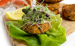 Crabe cake fait avec des produits CANNE BERGE. 