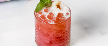 Un verre rempli de berrylitchious, un mocktail fait avec du gin fruité litchi et framboise sans alcool par SObr
