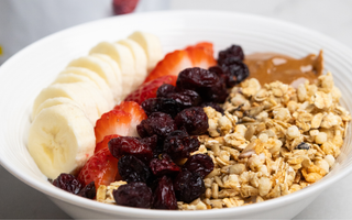 Bol de yogourt, granola et canneberges