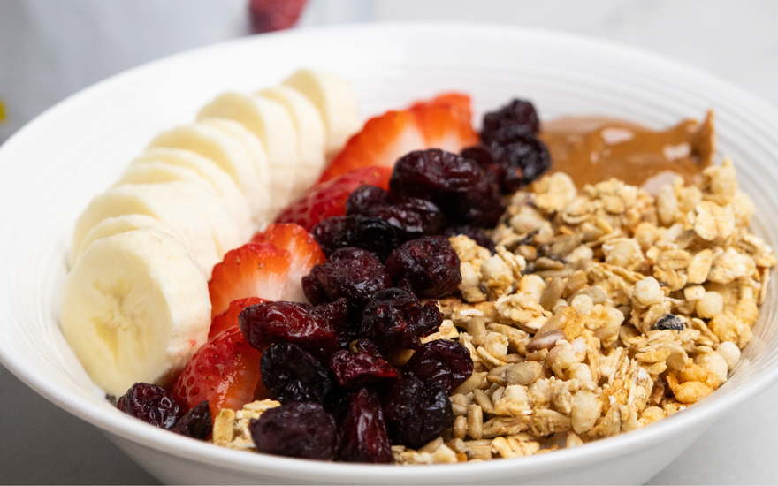 Bol de yogourt, granola et canneberges