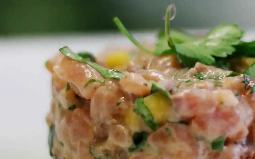 Tartare de saumon et de pétoncle à la canneberge séchées par CANNE BERGE