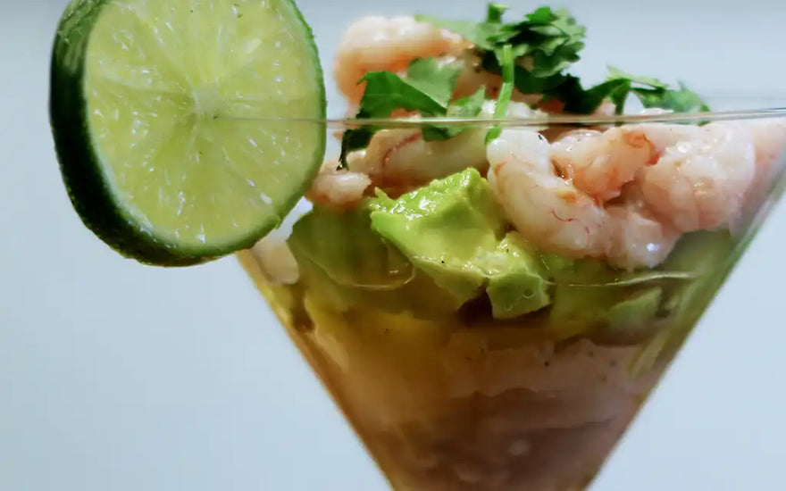 Ceviche de crevette, avocat et canneberge séchée CANNE BERGE par Nutra-Fruit dans un verre de martini