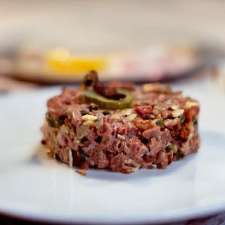 Tarte de boeuf à la canneberge séchée par CANNE BERGER dans une assiette blanche